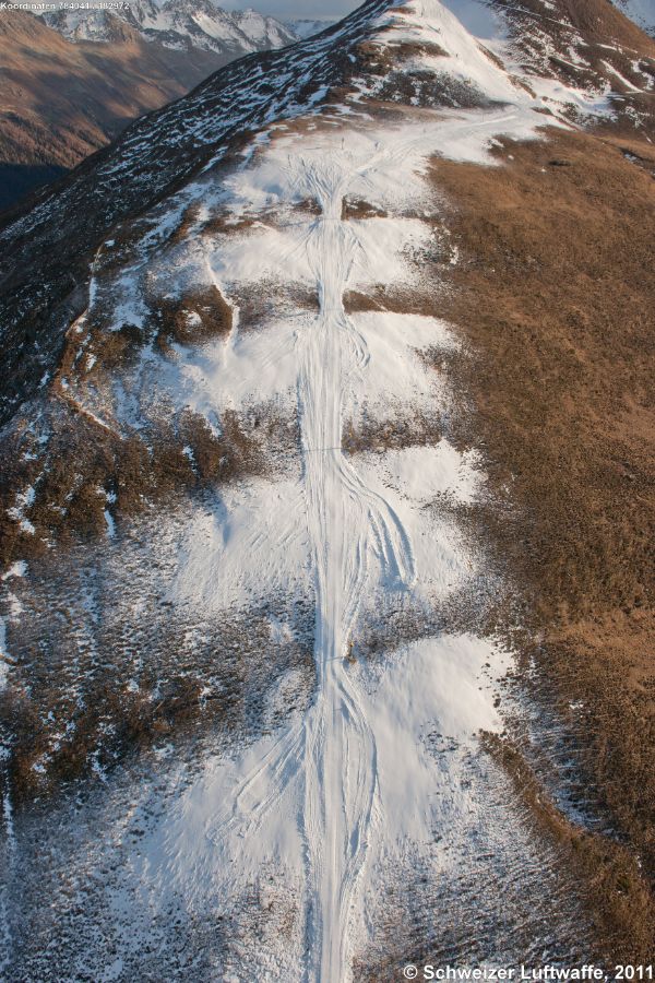 Davos Jakobshorn; Skibetrieb in der Ausaperung mithilfe von Schneekanonen (3)